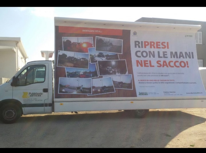 Olbia. Butti la spazzatura per strada? La tua foto finisce sul camion vela!