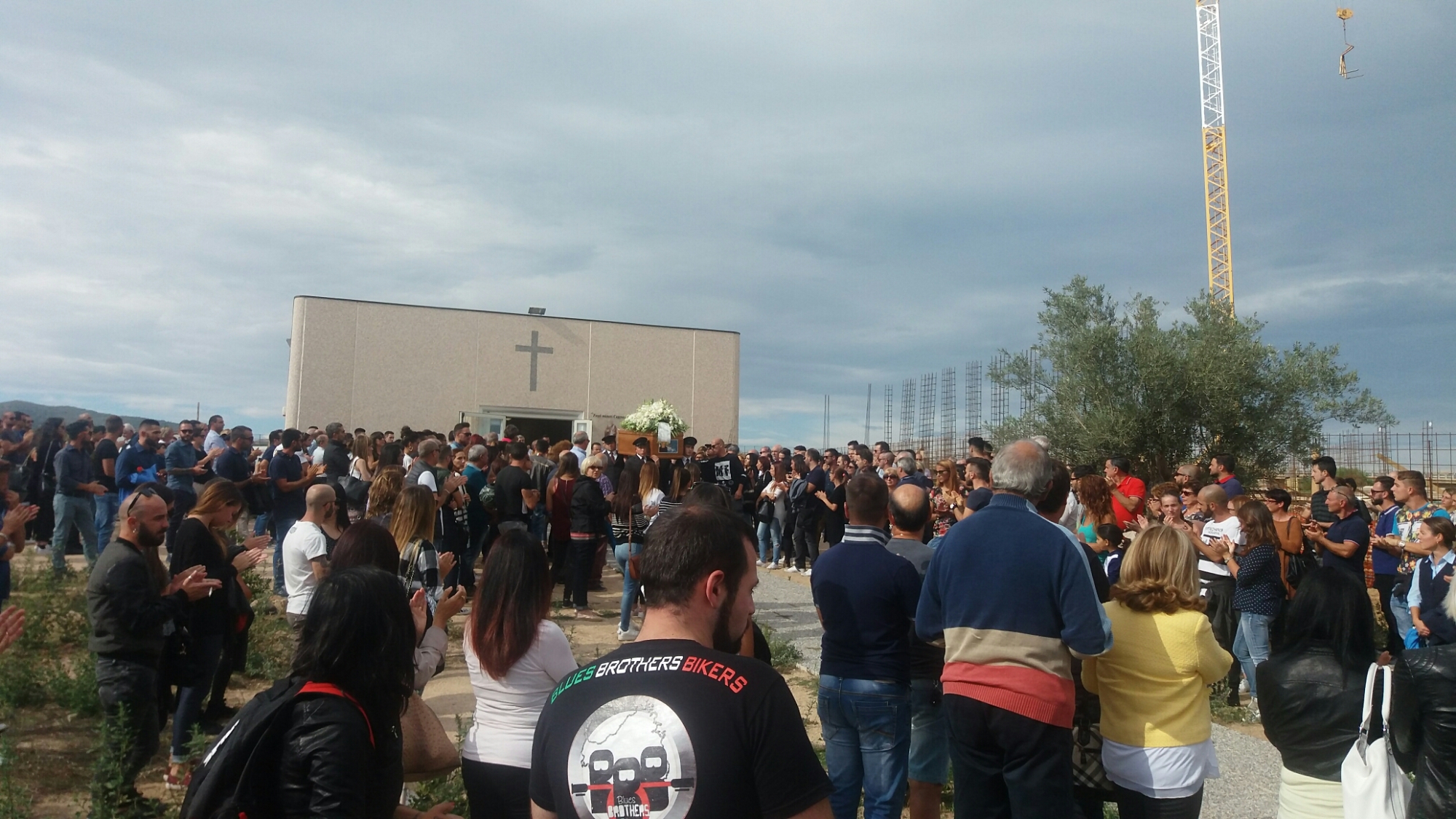 Olbia: folla di giovani e di bikers al funerale di Carlo Deriu