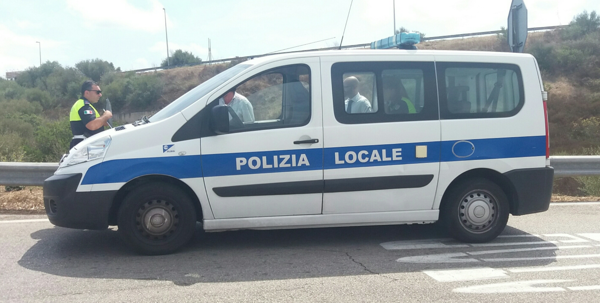 Olbia: auto sbanda e trancia palo della luce