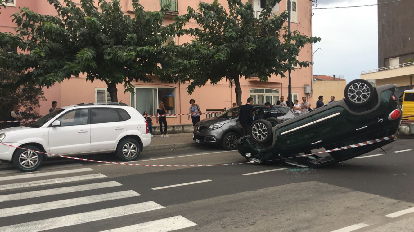 Olbia, incidente in viale Aldo Moro: auto si cappotta