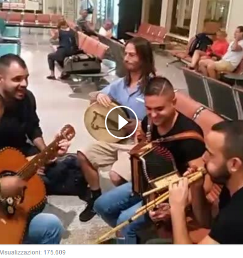 Aeroporto Olbia: improvvisano concerto e il video diventa virale
