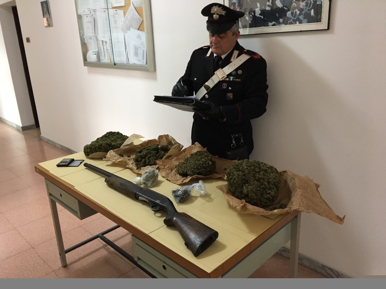 Trovato in possesso di droga e armi: arrestato dai Carabinieri