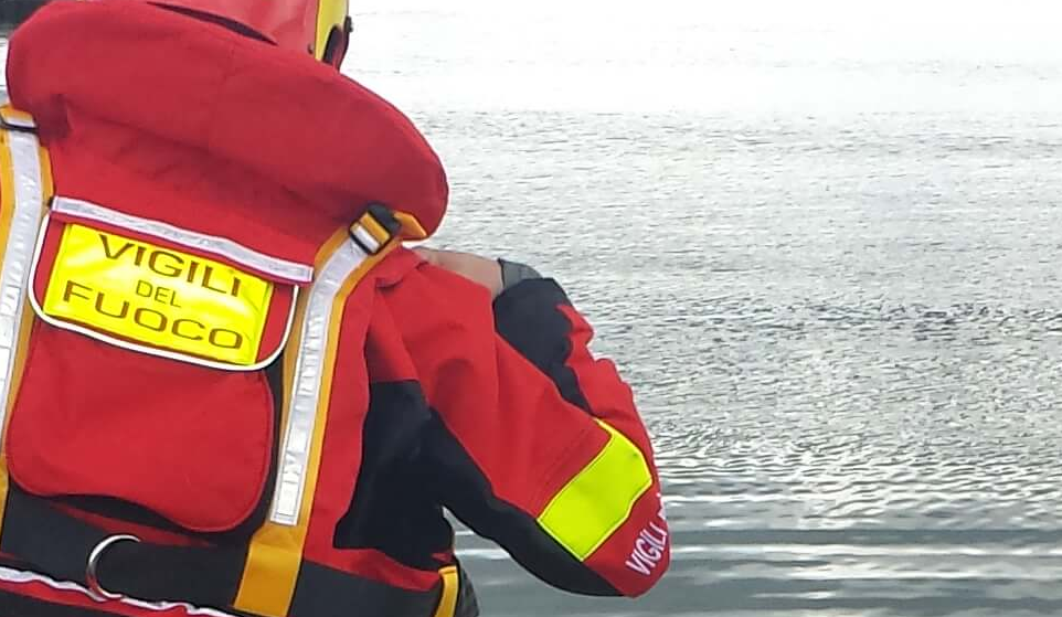 Auto cade nelle acque del porto: 70enne muore annegato