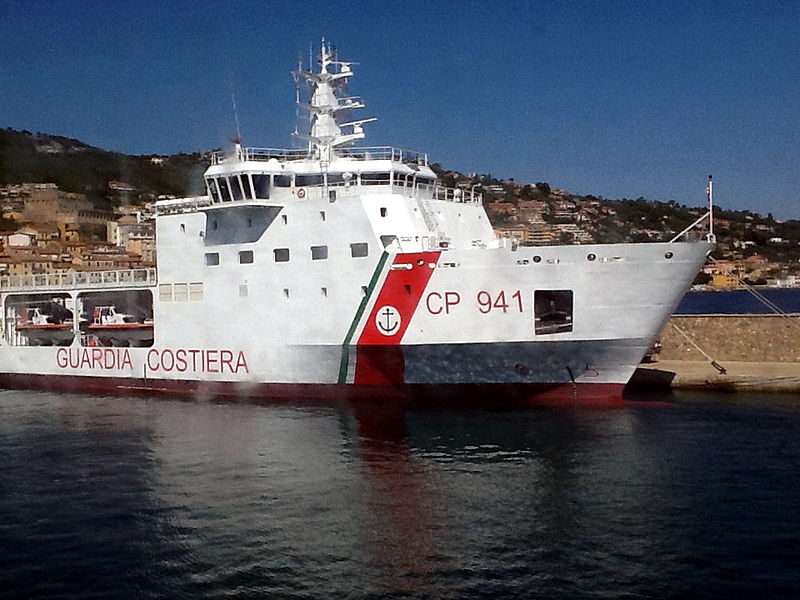 Attesa in Sardegna nave con con 854 migranti e 6 cadaveri