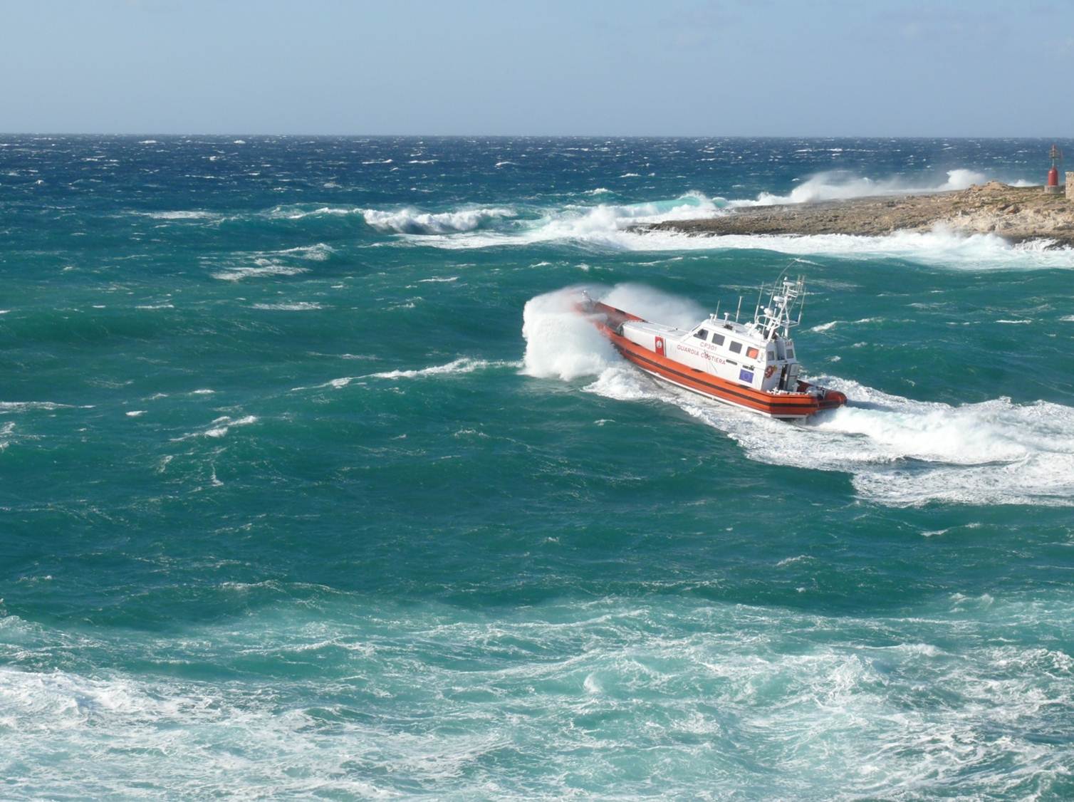 Natante in difficoltà tra Tavolara e Capo Figari: salve 8 persone