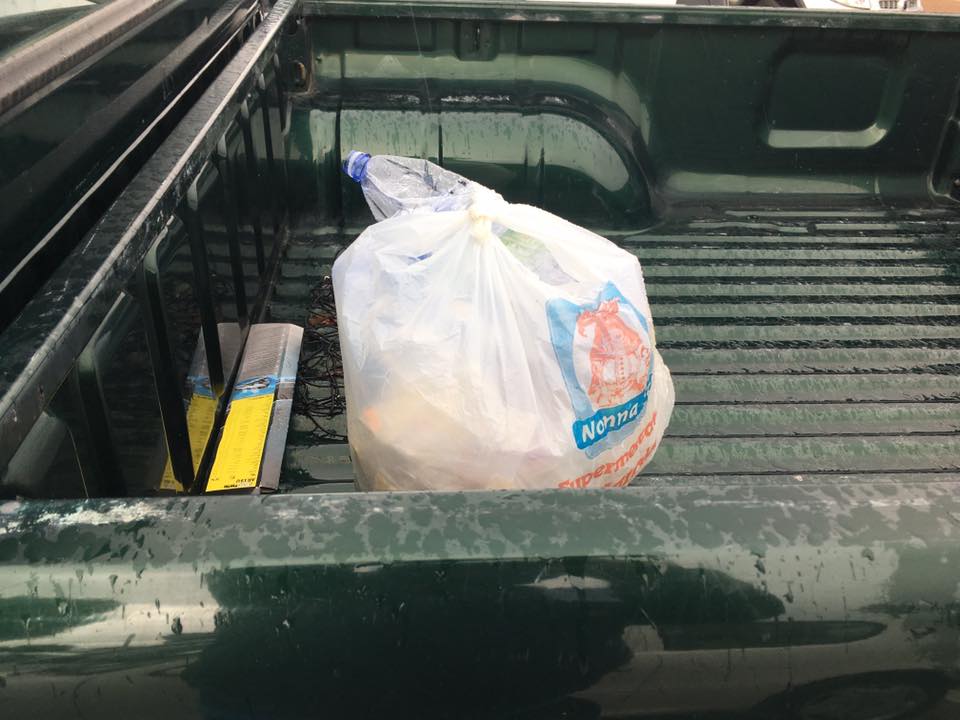 Olbia: getta la spazzatura nel pickup di Francesco Gambella