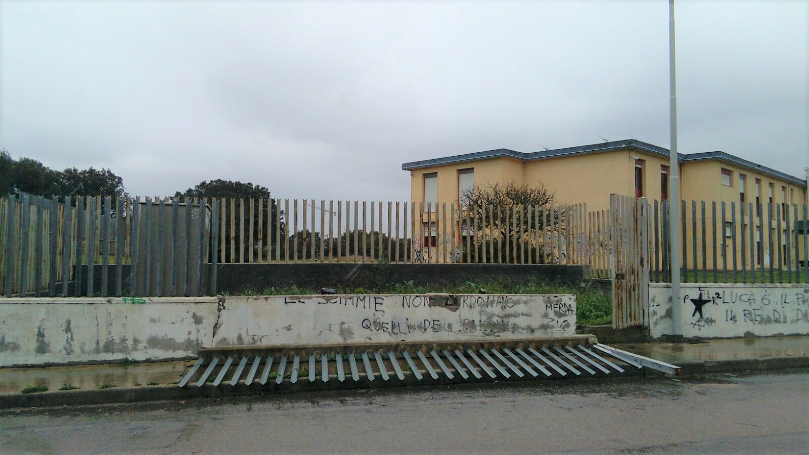 Maltempo Olbia: crolla la recinzione della scuola