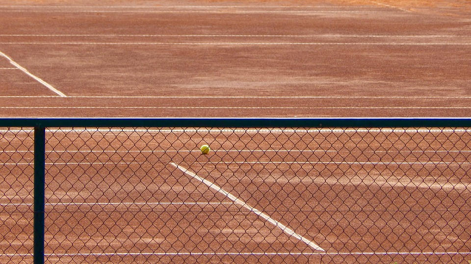 Malore durante partita tenniss: muore un uomo