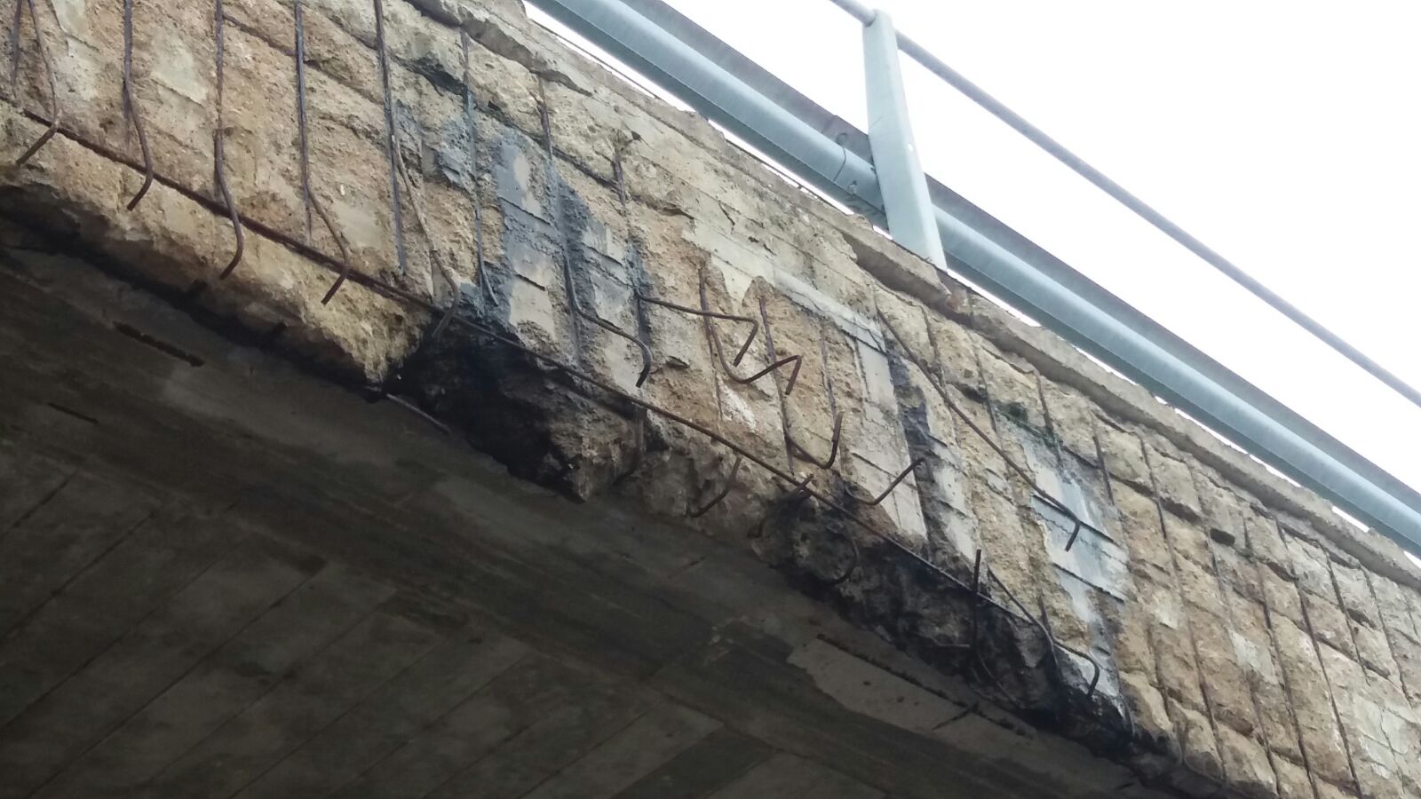 Olbia: struttura fatiscente e caduta di cemento per il ponte di via Roma