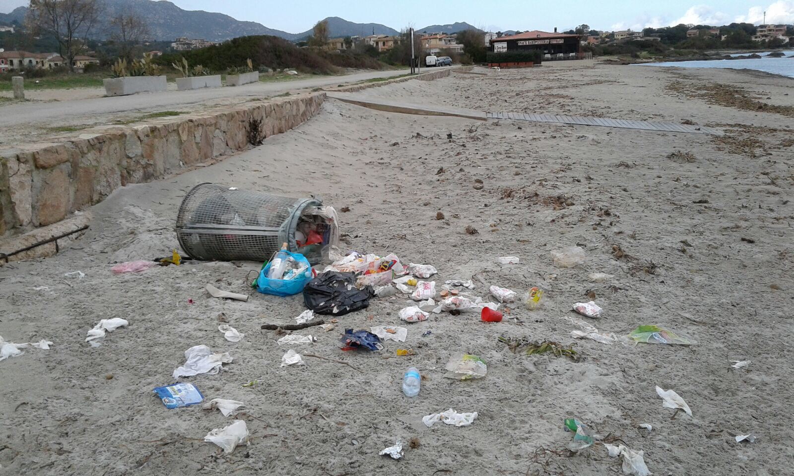 Olbia: la spiaggia di Pittulongu ricoperta dai rifiuti
