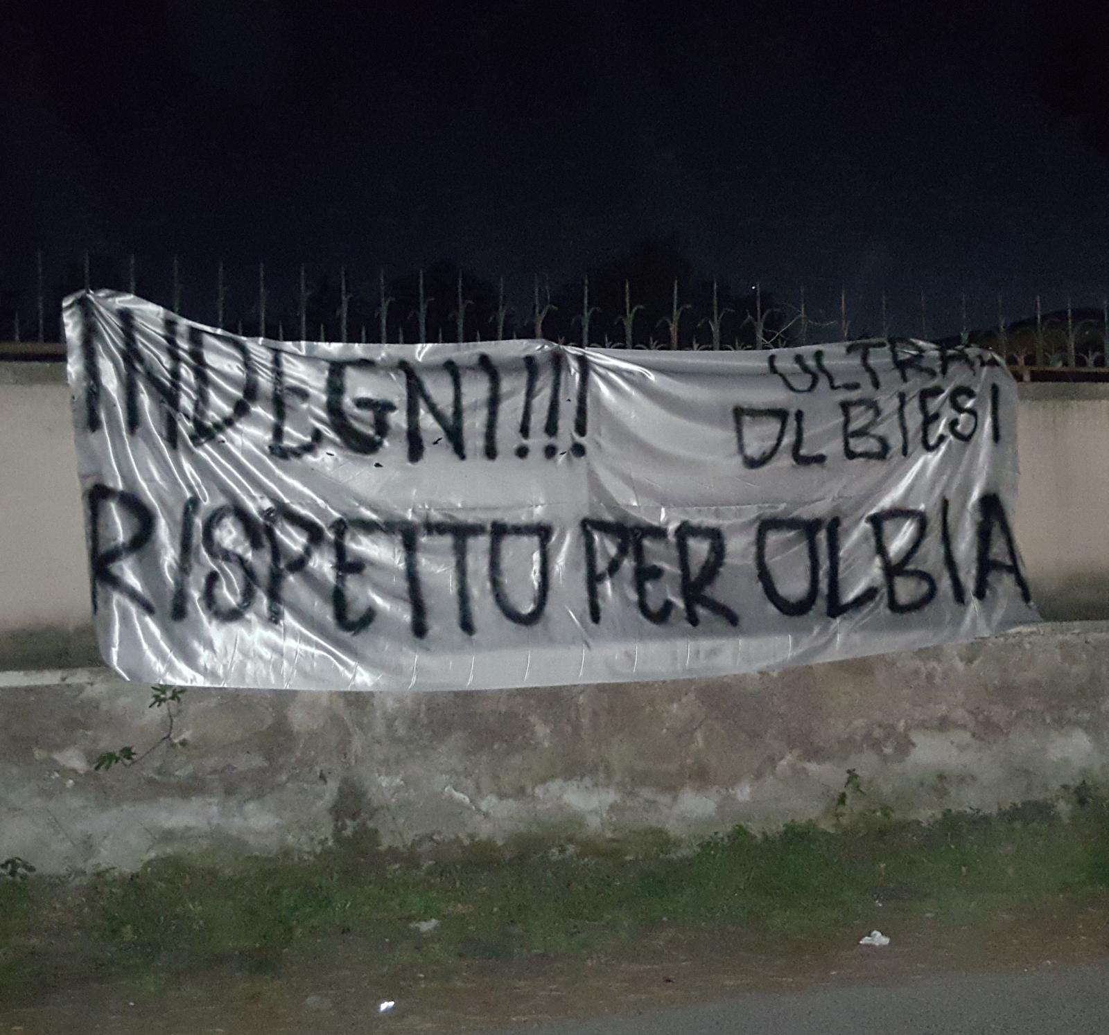 Olbia Calcio, malcontento dei tifosi: spunta striscione nel ritiro