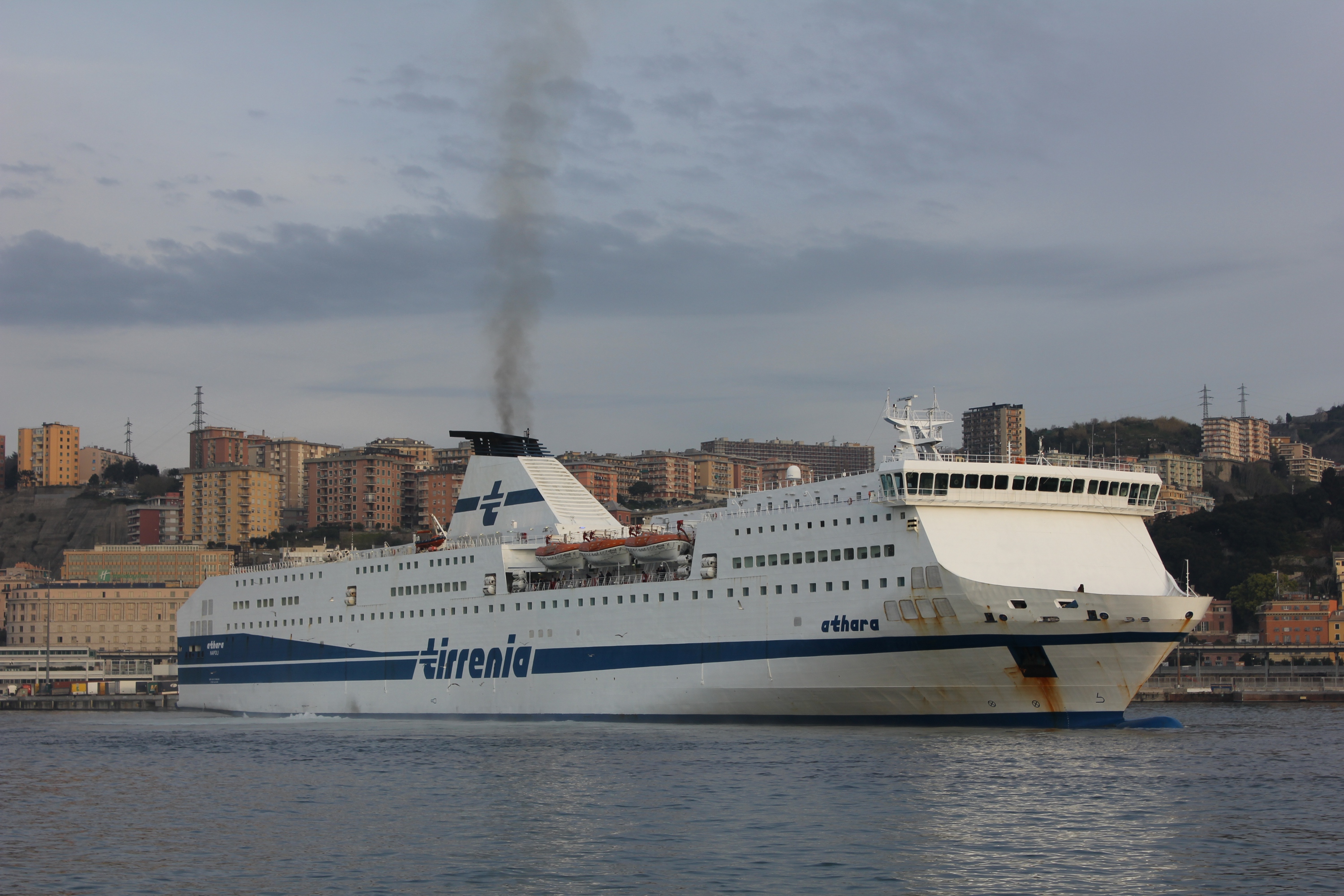 Si ferisce sul traghetto da Civitavecchia: sbarcato passeggero