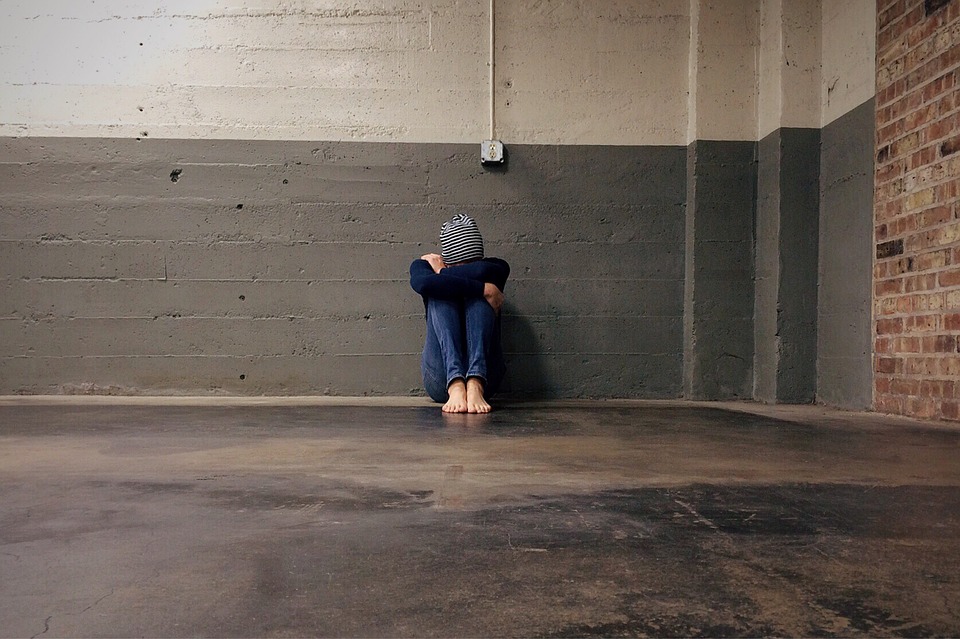Nord Sardegna: studentessa tenta il suicidio a scuola, salvata
