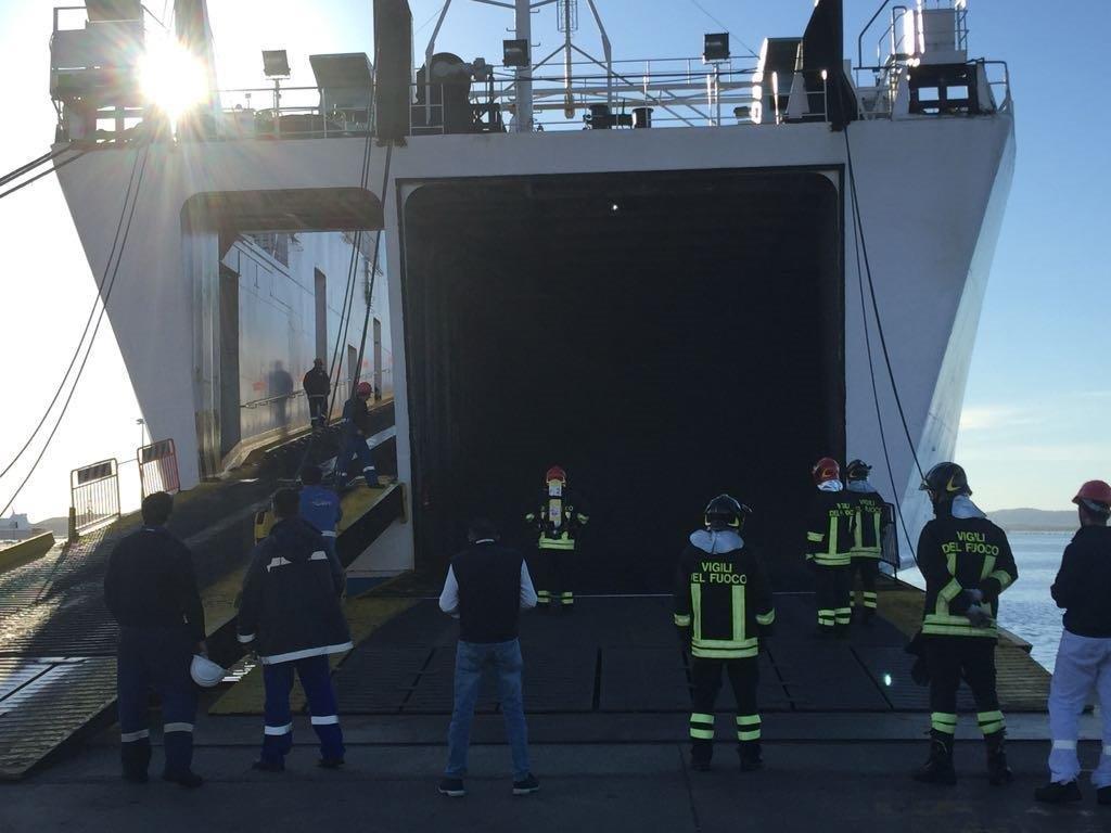 Olbia, incendio a bordo traghetto: salvi 82 passeggeri