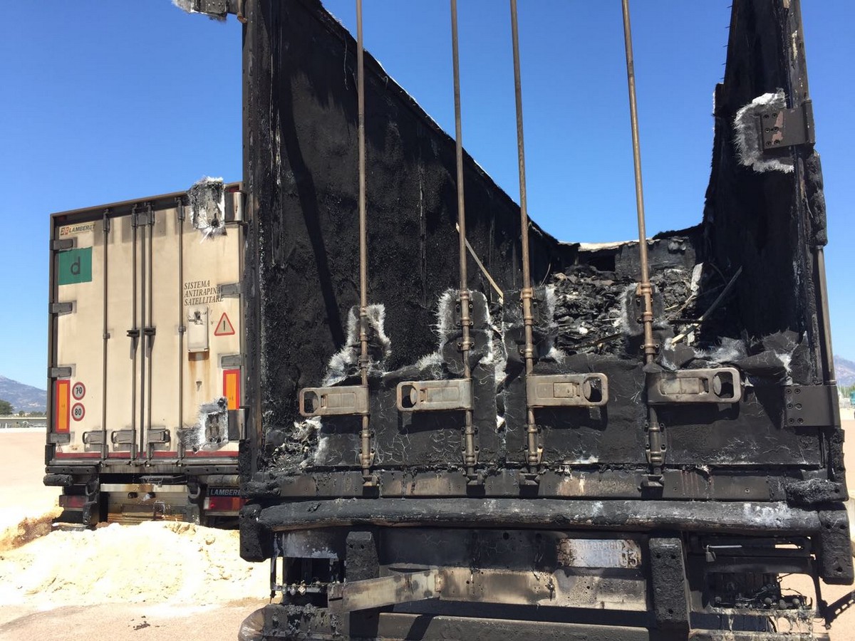 *VIDEO* Olbia, carne putrefatta nei tir bruciati: disposta la rimozione