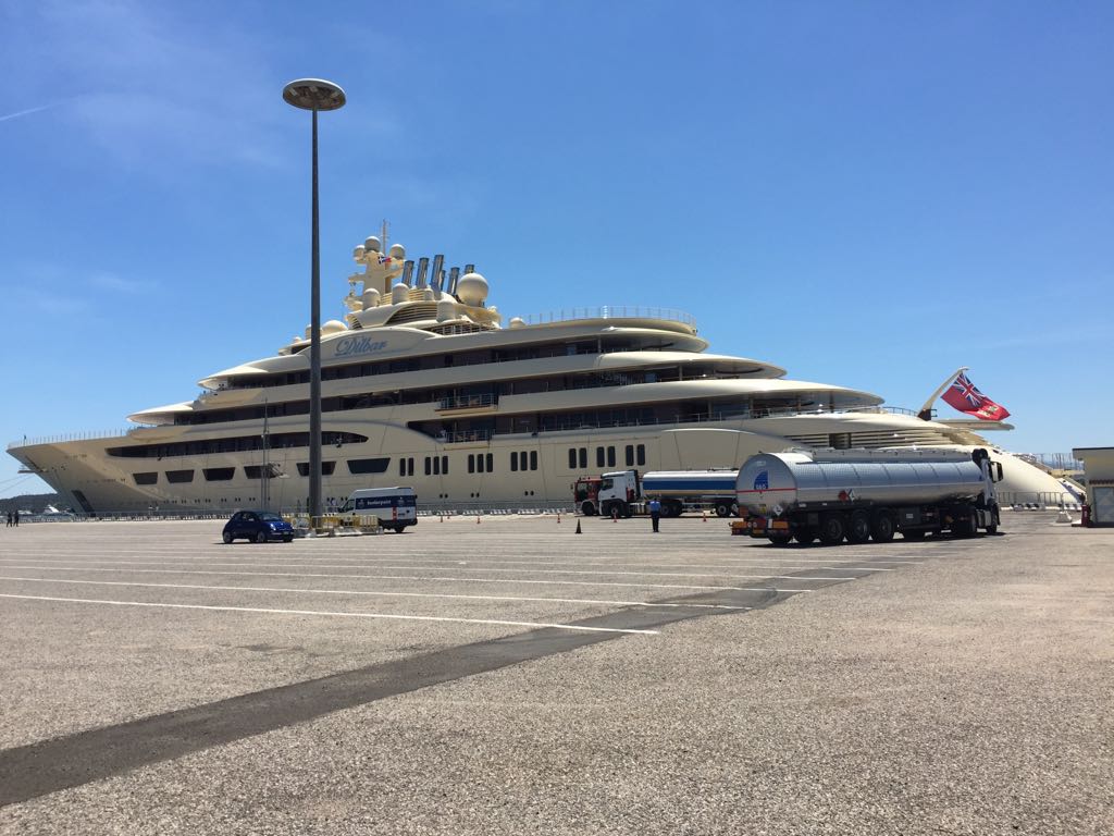 Olbia: il Dilbar fa scalo all'Isola Bianca