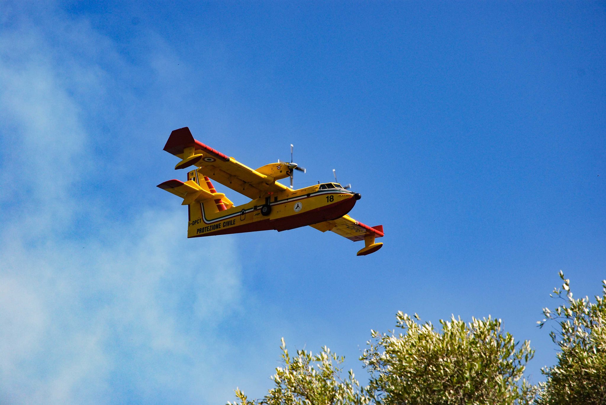 Sardegna, vasto incendio: canadair e elicotteri in azione