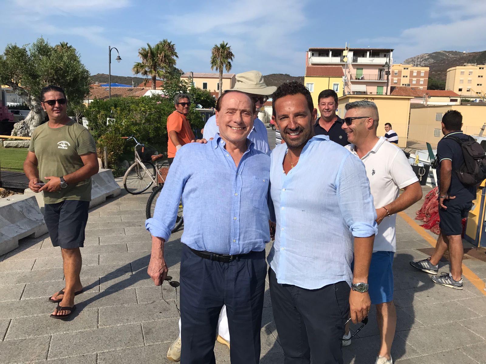 Berlusconi conquista Golfo Aranci: giornata in paese per il Cavaliere