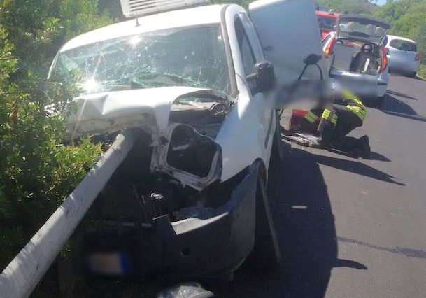 San Teodoro. Incidente sulla SS 125: guardrail trapassa furgoncino