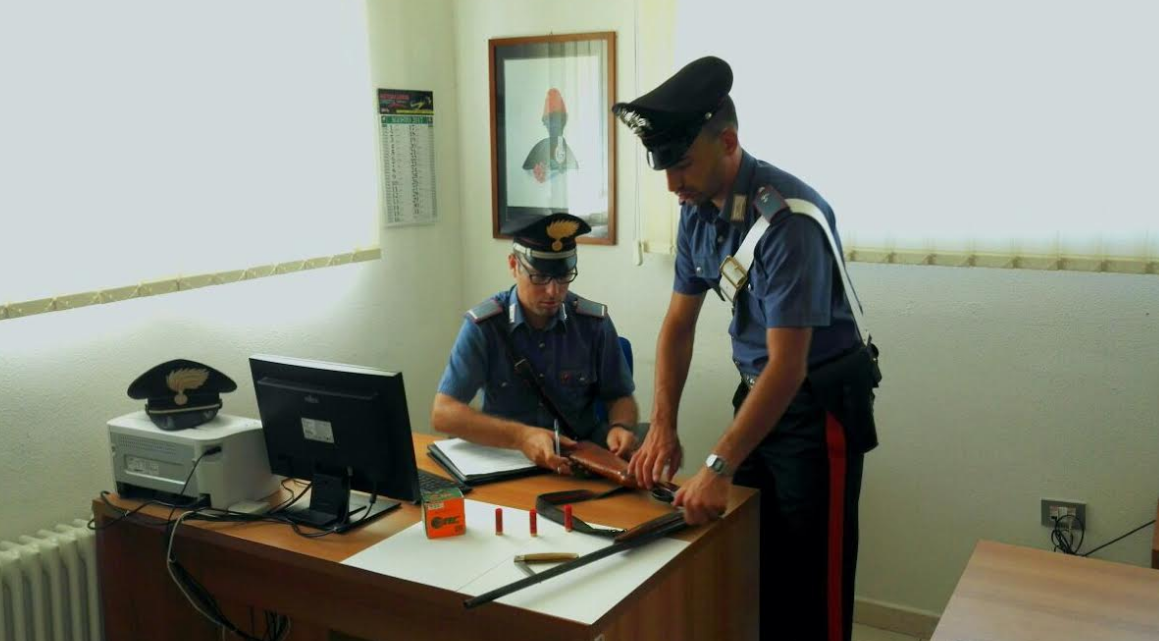 In fuga con fucile illegale: tre arresti