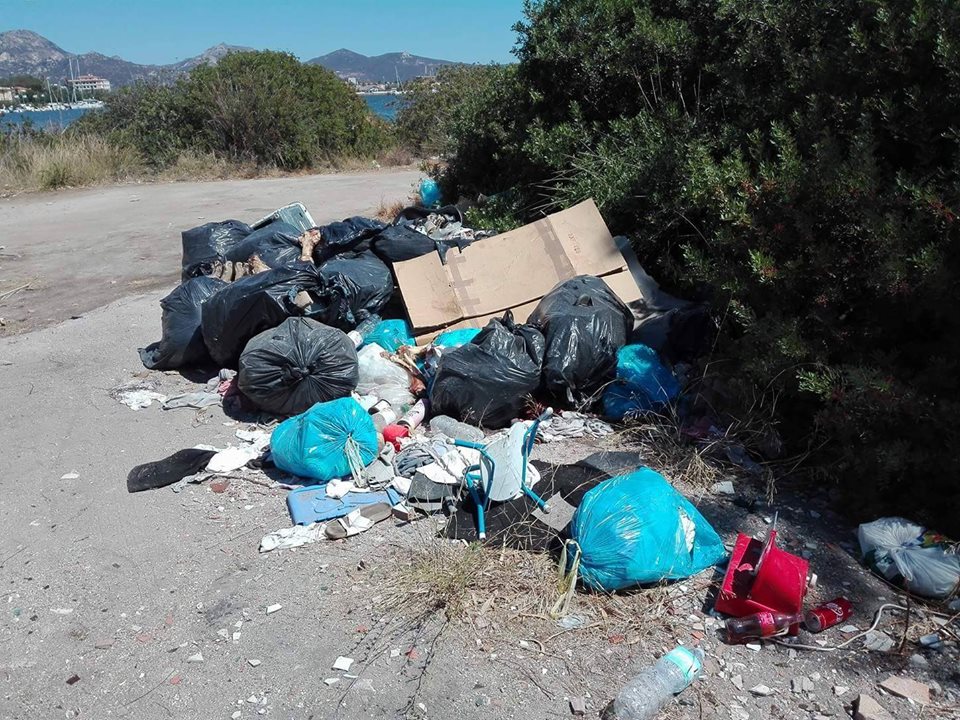 La Maddalena: città sporca, piena di rifiuti