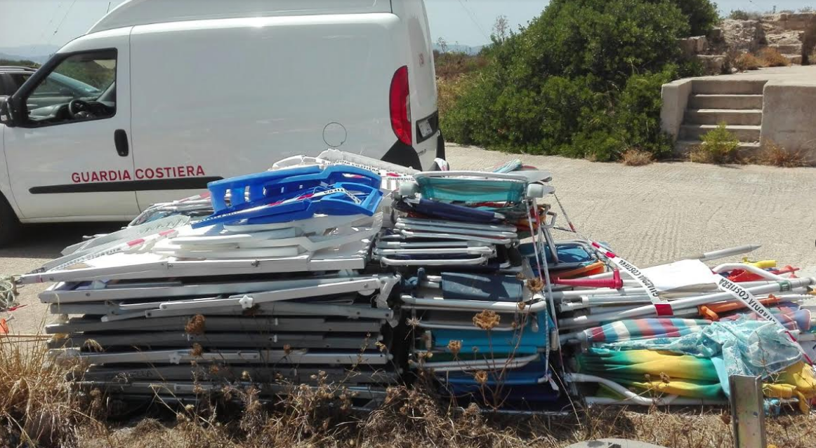 Prenotano la spiaggia lasciando sdraio e ombrelloni: tutto sequestrato