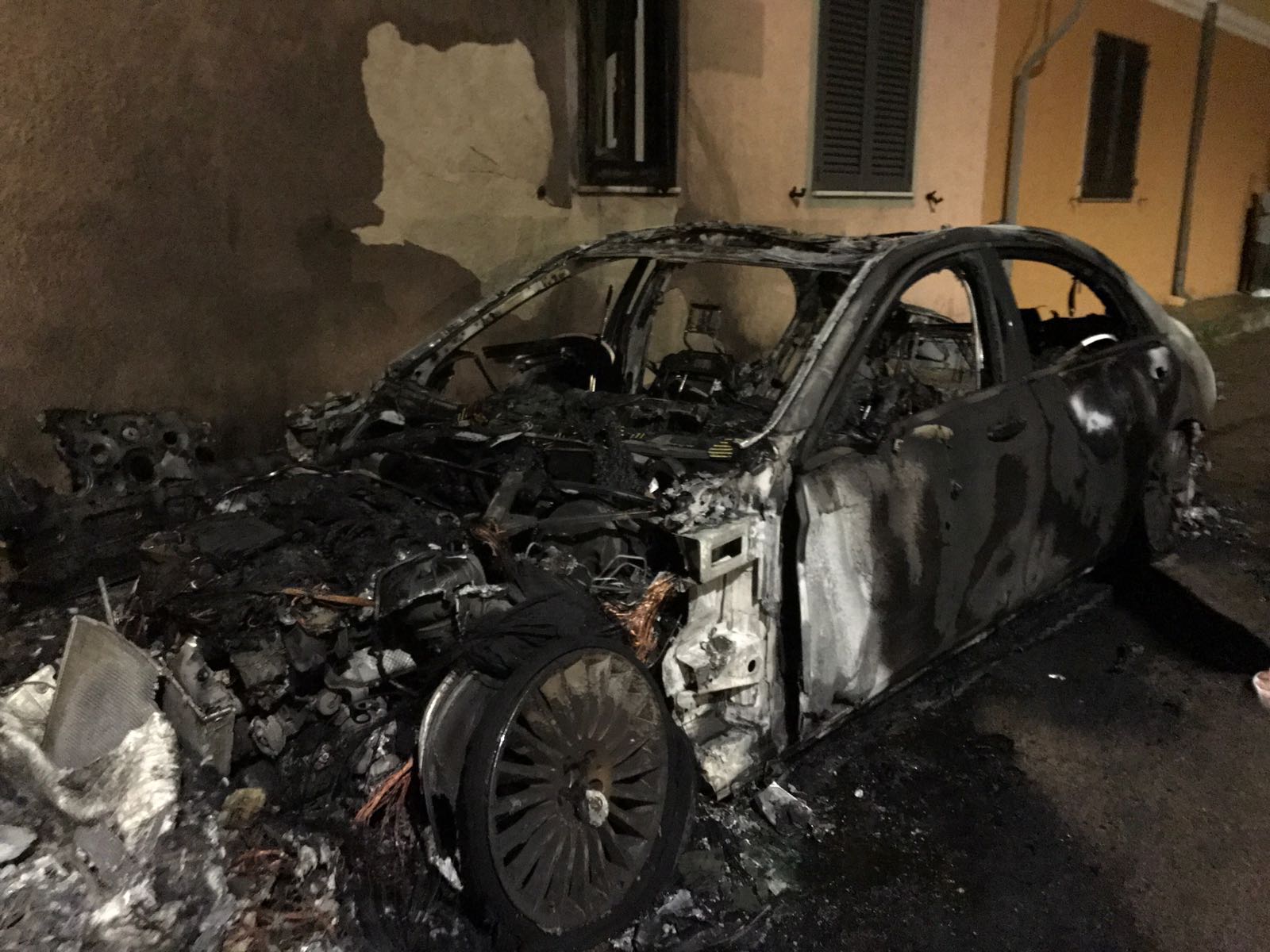 ** VIDEO ** Olbia: auto a fuoco in via Tintoretto
