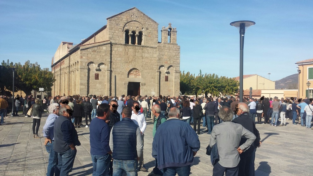 Olbia: una folla commossa ai funerali di Adolfo Serra