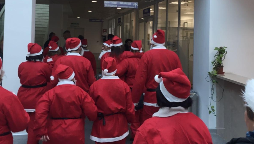Olbia, Babbi Natale in corsia: ecco l'invasione più dolce del mondo!