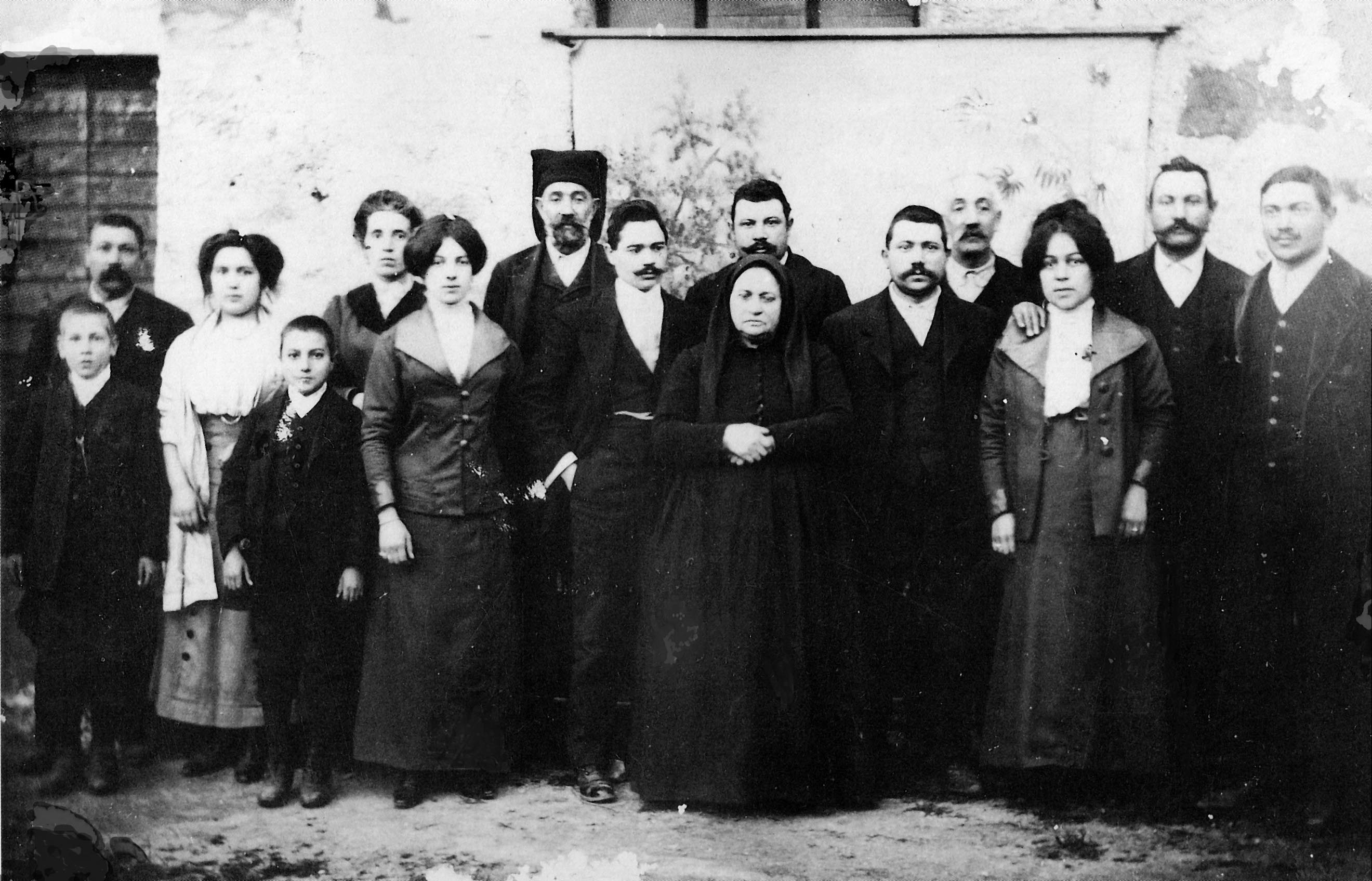 Quindici personaggi in cerca di identificazione in una foto d'epoca