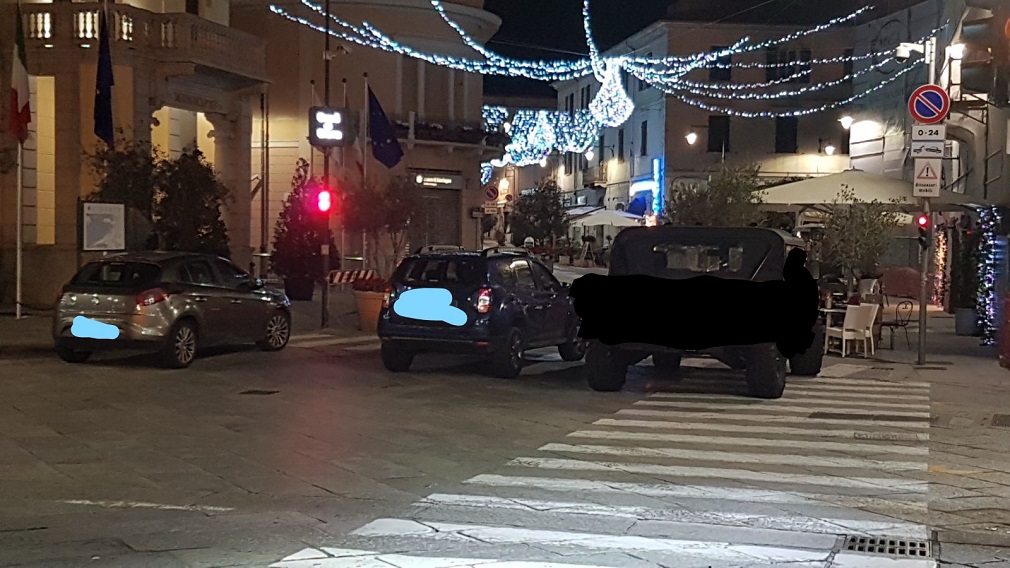 Olbia: auto bloccano ingresso al Corso