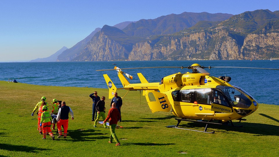 San Teodoro, batte la testa su scogli: grave turista