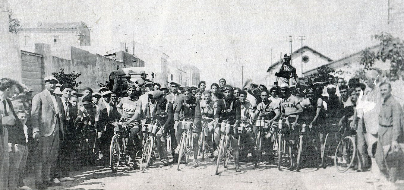 La partenza di una gara ciclistica nella Terranova del 1930
