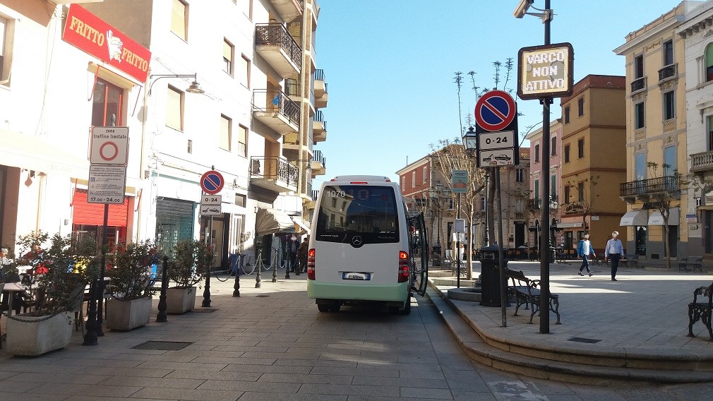 Olbia, entra per comprare una maglietta e sparisce con la merce: furto in centro