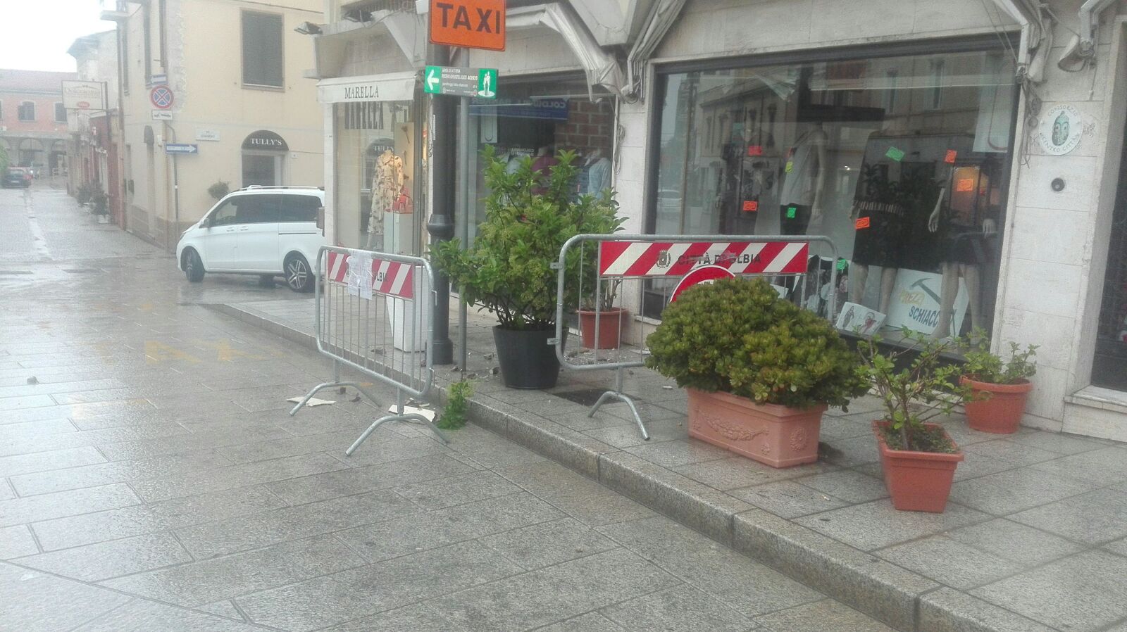 Olbia, maltempo: cade pezzo di intonaco, tragedia sfiorata