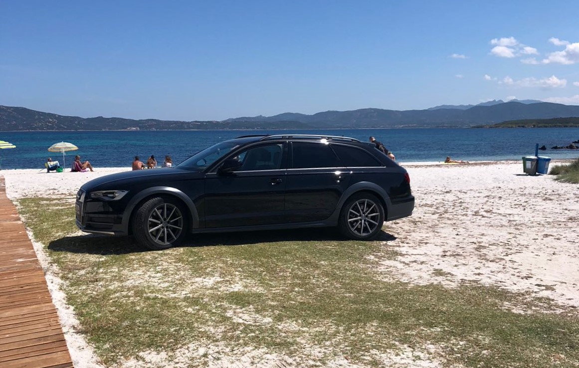 Olbia, parte l'estate cafonal: ecco la prima auto sulla spiaggia