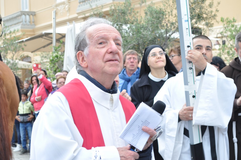 Olbia, don Debidda in pensione: rivolta nel quartiere