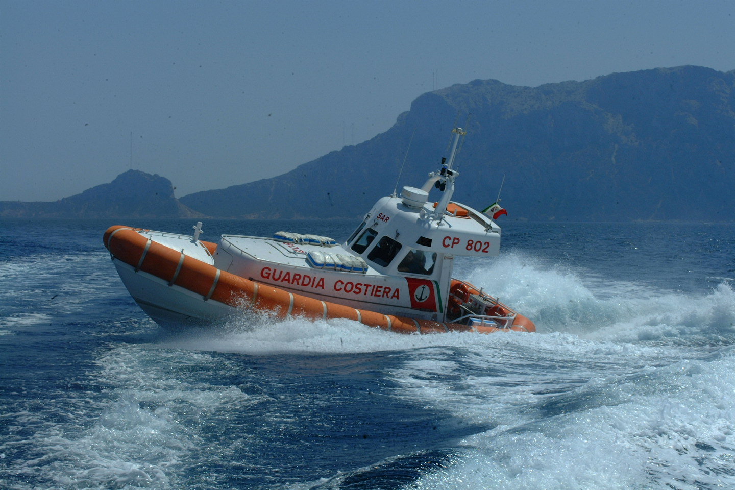 Sardegna, peschereccio contro scogli: salvati 2 pescatori
