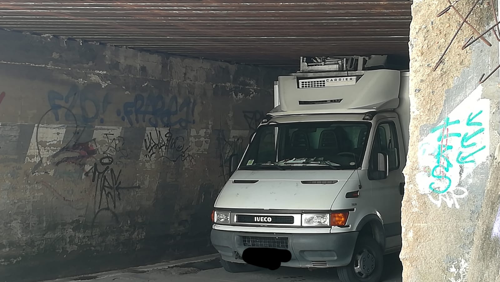 Olbia: furgone incastrato in via Amba Alagi