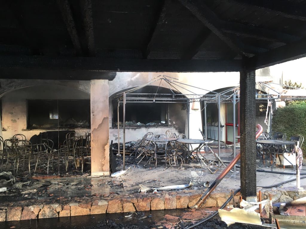 *FOTO* Olbia: incendio distrugge la Caffetteria della Nonna
