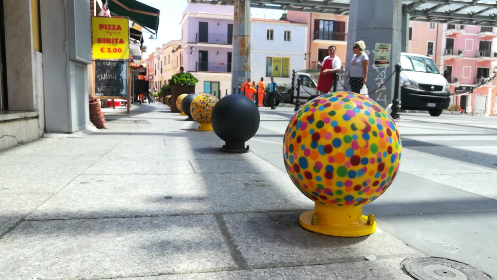 Olbia, via Acquedotto si tinge di arcobaleno: arrivati gli arredi urbani