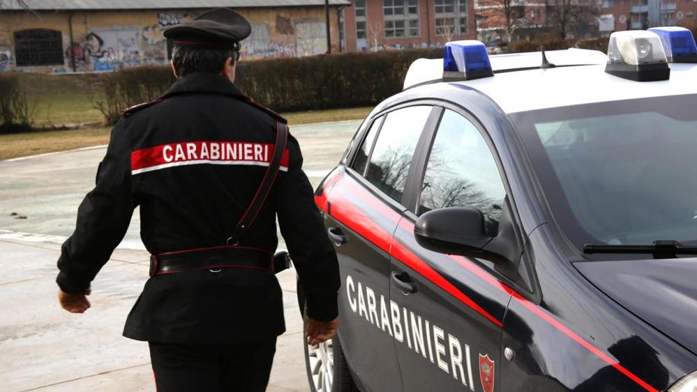 Con l'auto blocca la strada al compaesano: denunciato