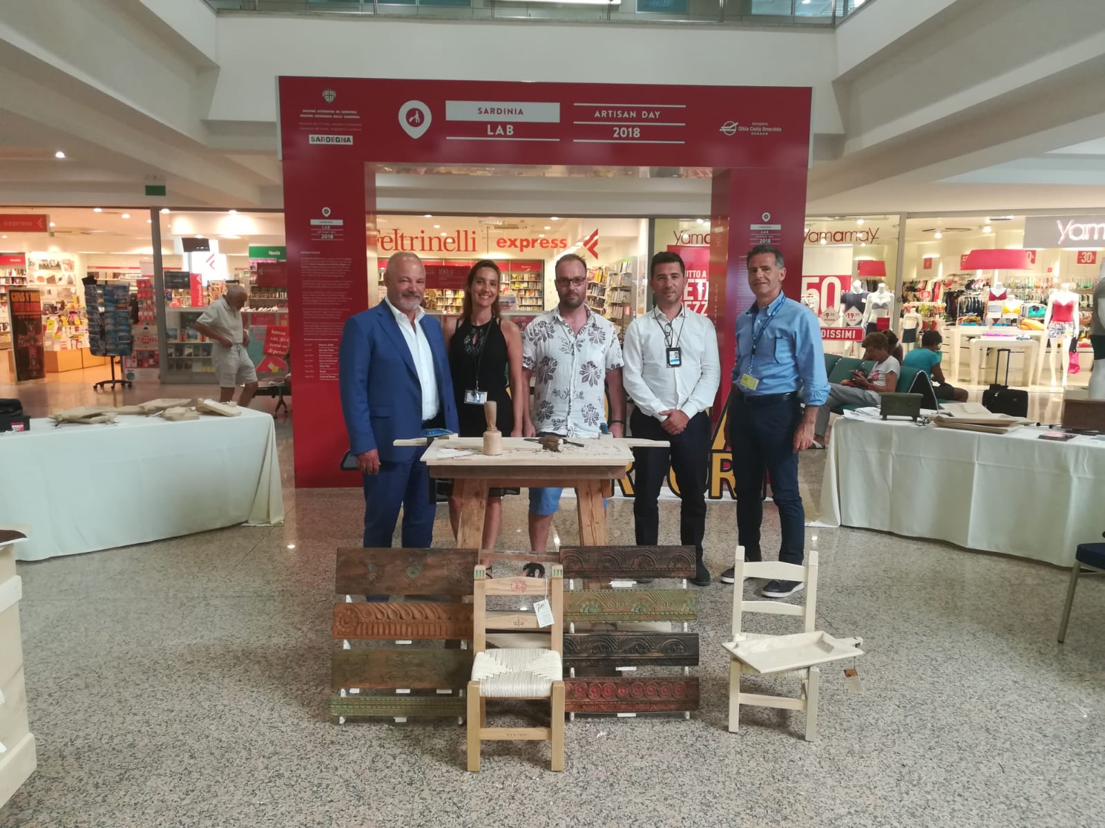 Olbia, l'arte dell'intaglio del legno arriva all'Aeroporto