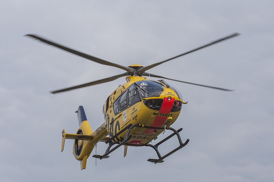Cade dal trattore guidato dall'amico: grave 18enne