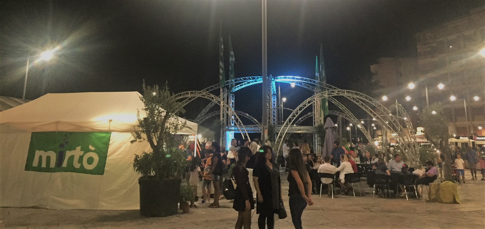 Olbia, successo per Mirtò: centro storico gremito di curiosi