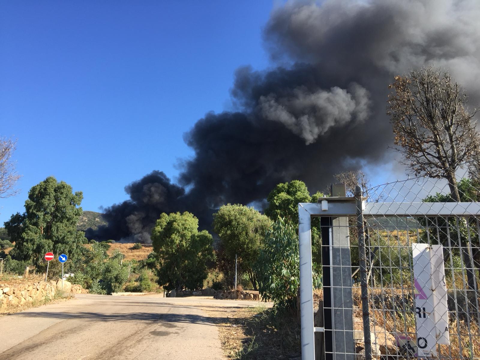 *FLASH* Olbia: incendio nella discarica di Spiritu Santu