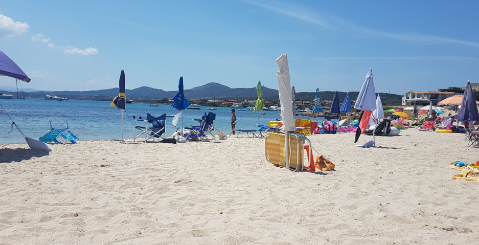 Golfo Aranci: Prima Spiaggia prenotata all'alba da decine di ombrelloni