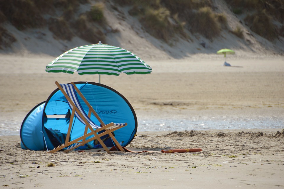 Spiagge: no soste su battigia, ombrelloni a 5 metri