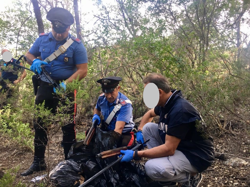 Sardegna, maxi arsenale nel bosco: sequestrate armi e bombe