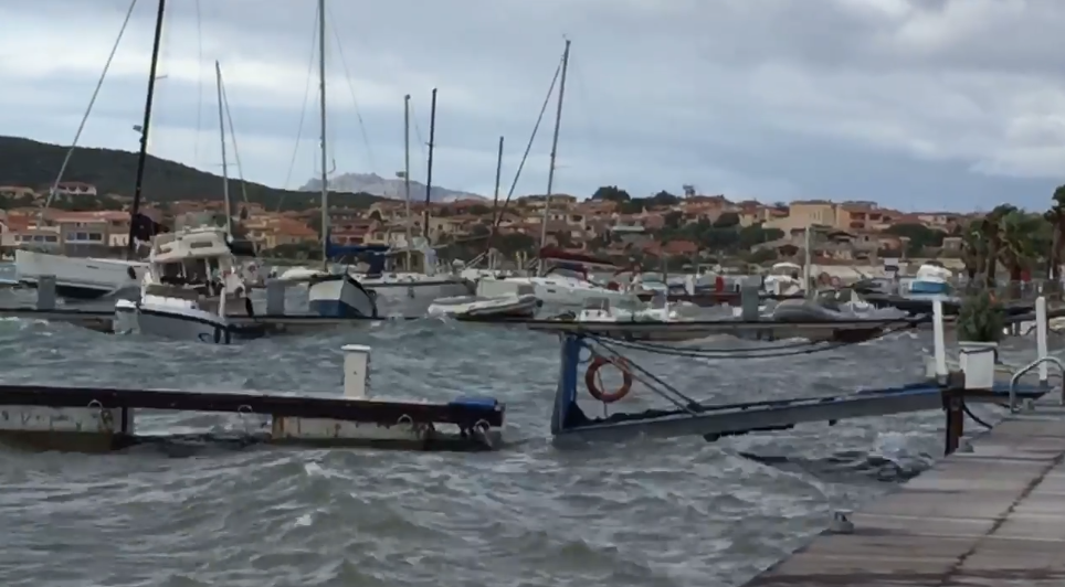 *VIDEO* Golfo Aranci: la tempesta di libeccio sferza le barche